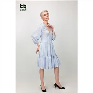 লম্বা হাতা সহ হালকা নীল নৈমিত্তিক মোড়ানো বিচের পোশাকগুলি